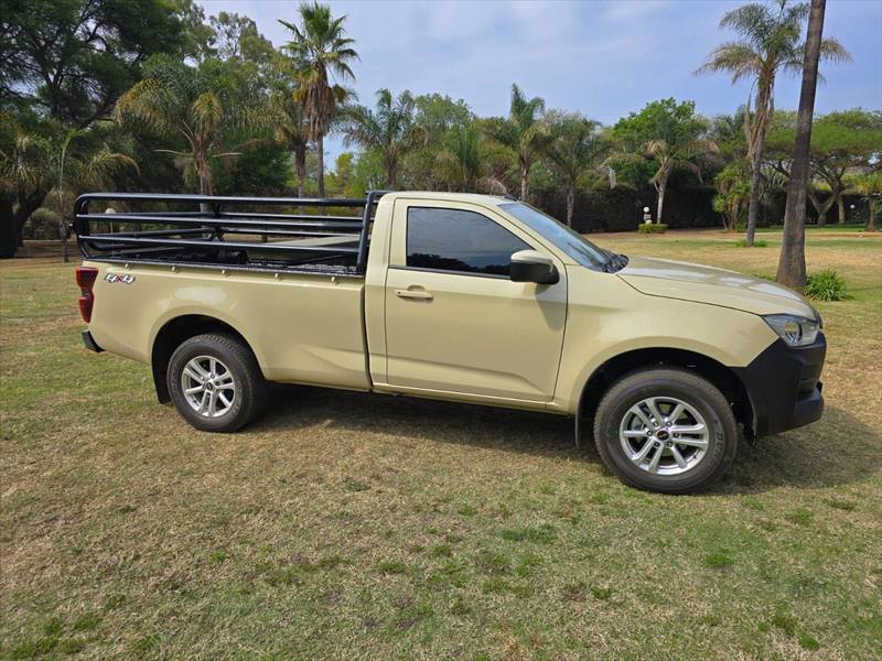 Isuzu D-Max single cab with a black cattle frame