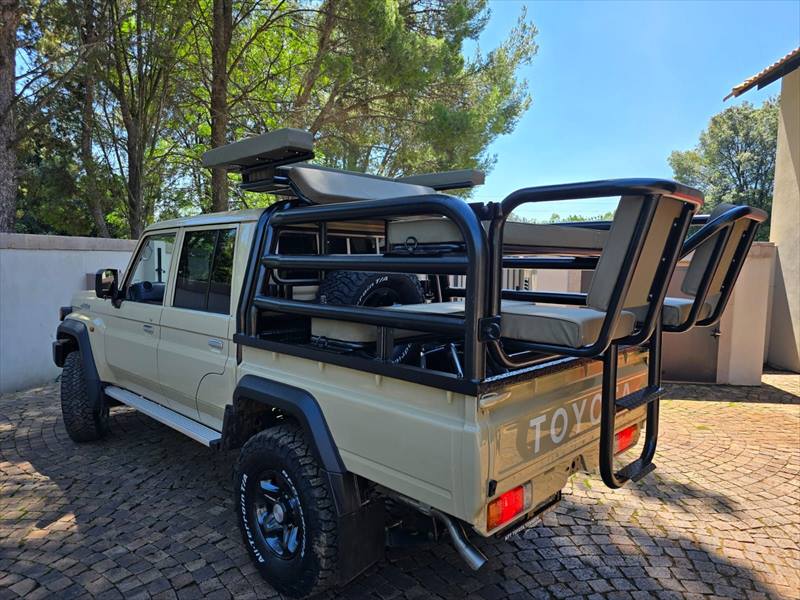 Land Cruiser 79 with elevated game viewer seats