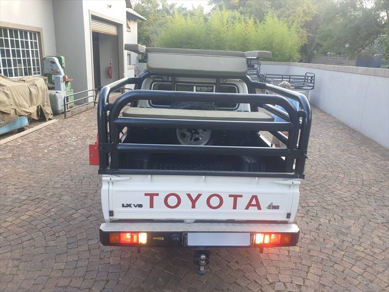 Land Cruiser 79 LX V8 game viewer from the rear