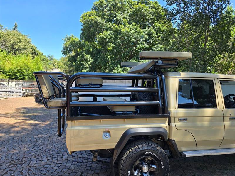 Land Cruiser 79 elevated game viewer, side view