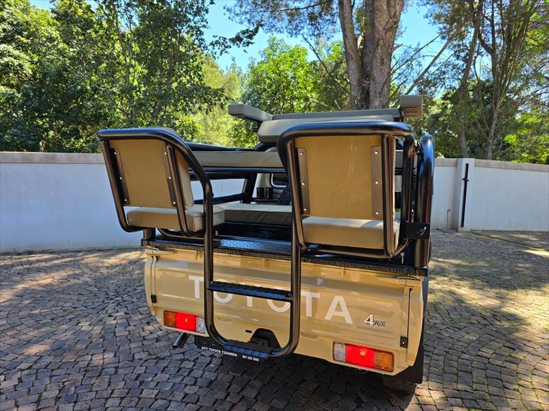 Land Cruiser 79 game viewer elevated rear seats