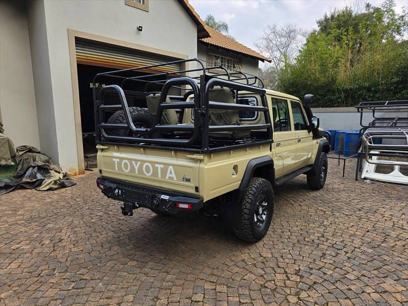 Land Cruiser 79 game viewer from the rear