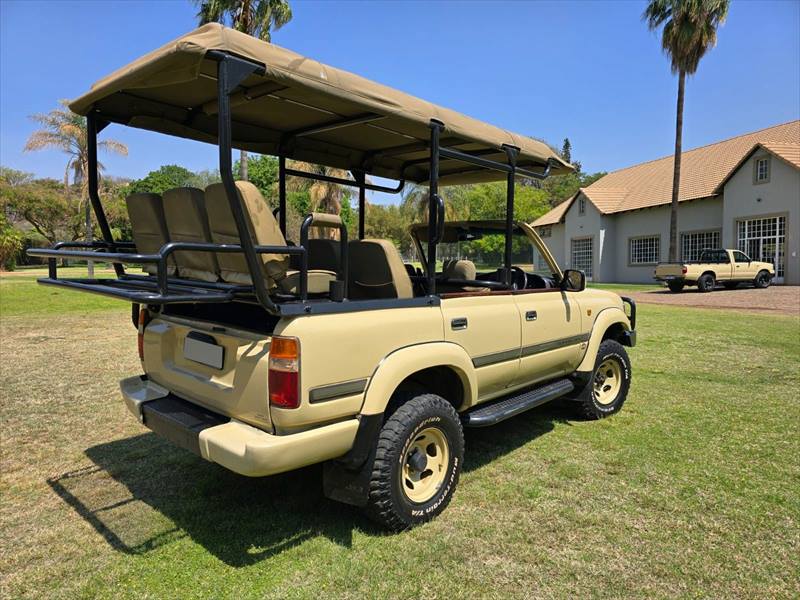 Land Cruiser 80 game viewer from the rear
