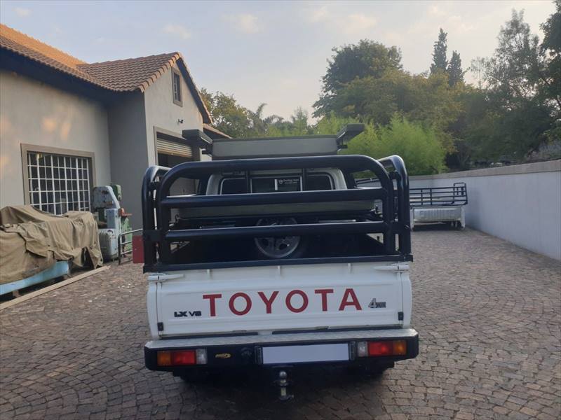 Land Cruiser 79 single cab cattle frame with rooftop tent