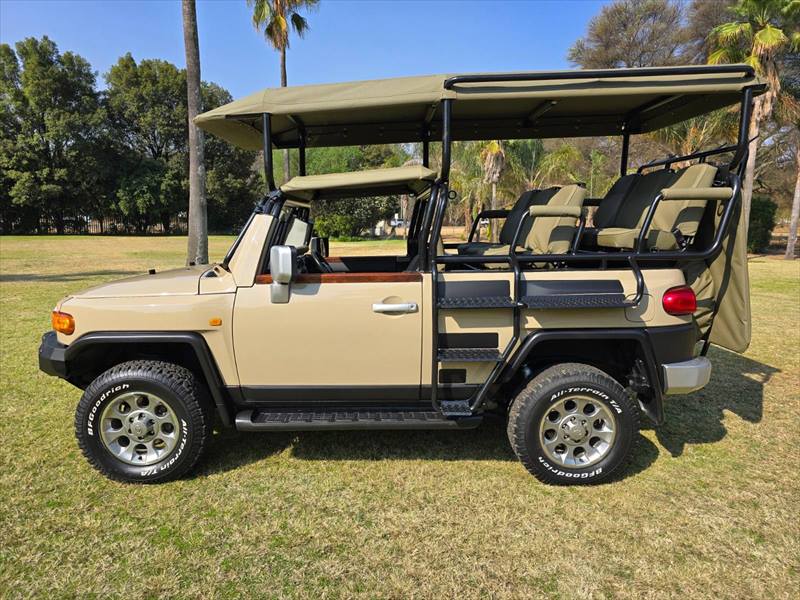Toyota FJ Cruiser game viewer with canvas roof and tiered seats
